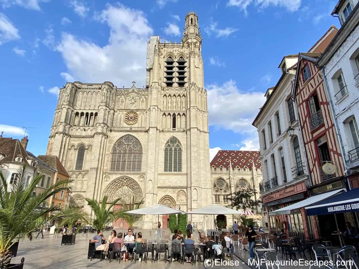Read more about the article Wine, food and history: An exciting day trip from Paris to Burgundy